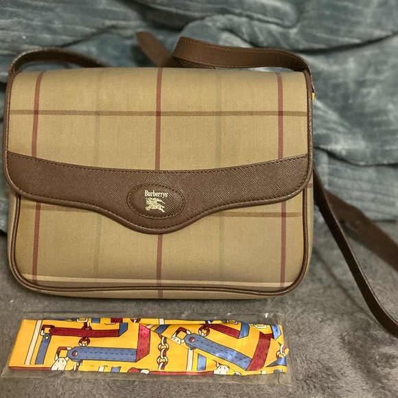 Burberrys sling bag  100% unthentic No bad smell No scratch No hardware stain - Picture 10 of 11